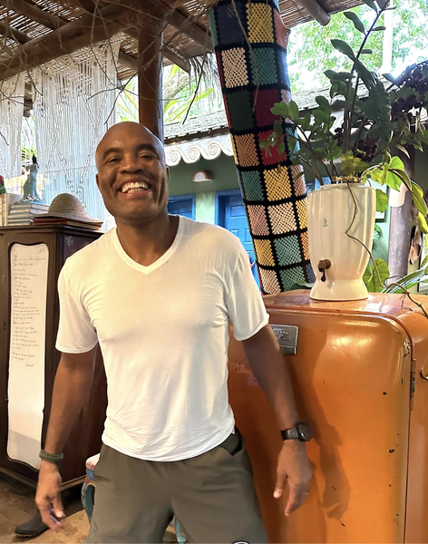 Spider na cidade: Anderson Silva desembarca em Salvador e visita restaurante em Ilha dos Frades