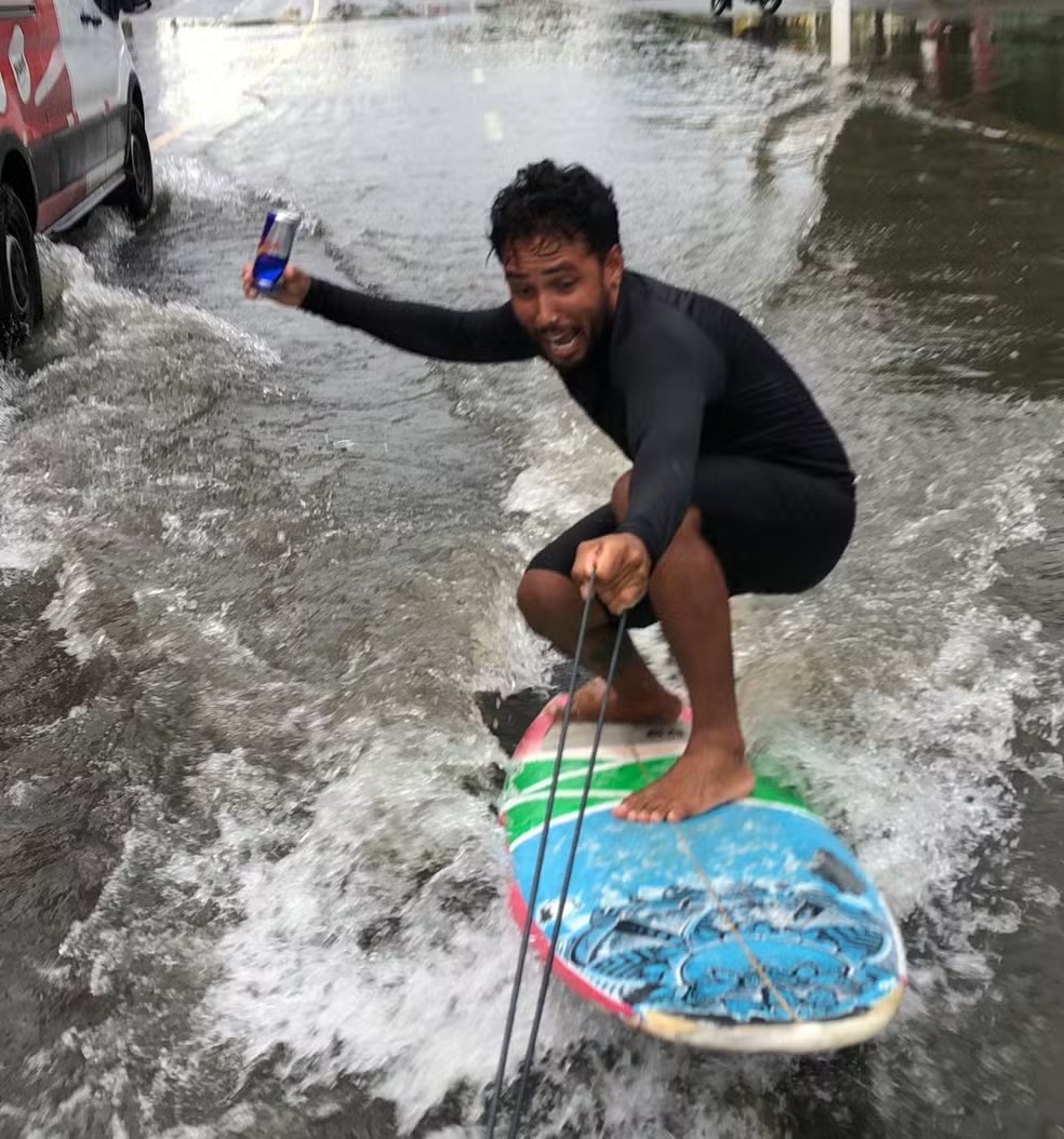 Homem viraliza após ‘surfar’ em ruas alagadas de Salvador: ‘Total maluquice’