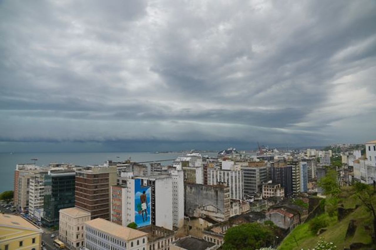 Frente fria se aproxima de Salvador e intensifica volume de chuvas; confira previsão para a semana