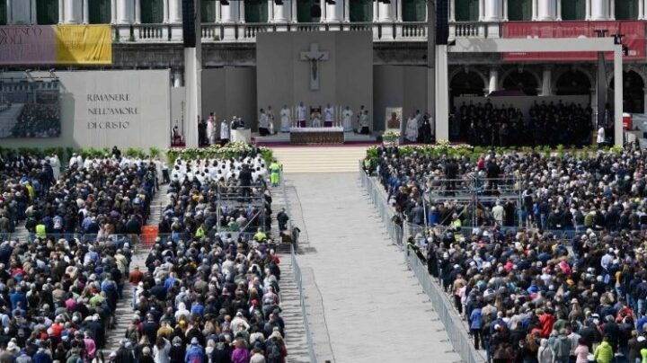 Em primeira viagem em meses, Papa Francisco preside missa para multidão em Veneza