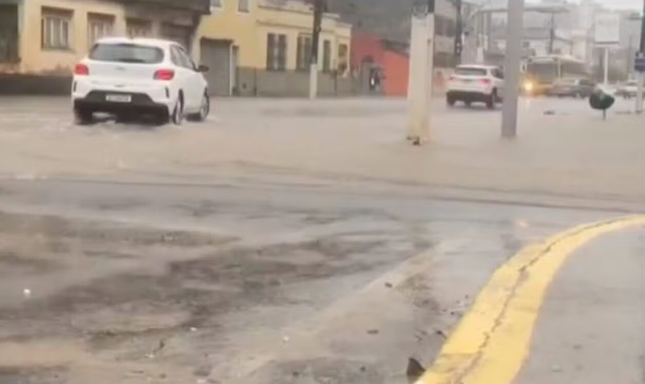 Deslizamentos, hospital inundado e casas alagadas: forte chuva causa estragos no Sul da Bahia