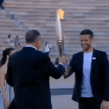 Grécia entrega chama olímpica aos organizadores dos Jogos Olímpicos de Paris; assista
