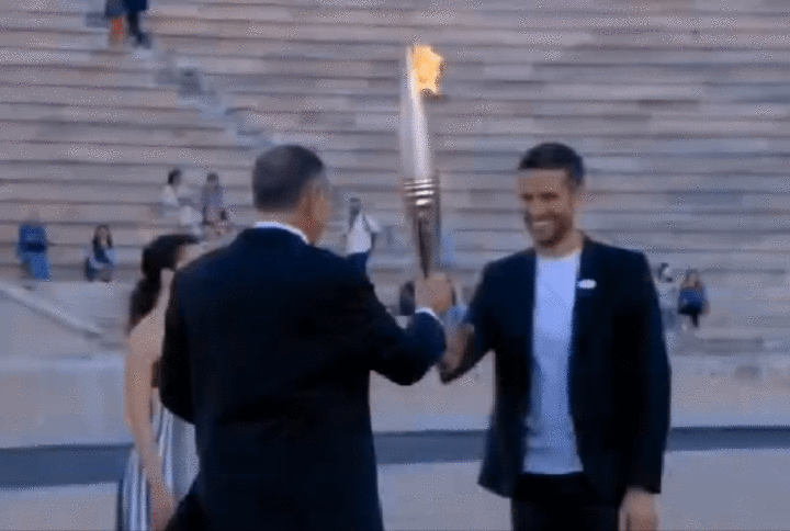 Grécia entrega chama olímpica aos organizadores dos Jogos Olímpicos de Paris; assista