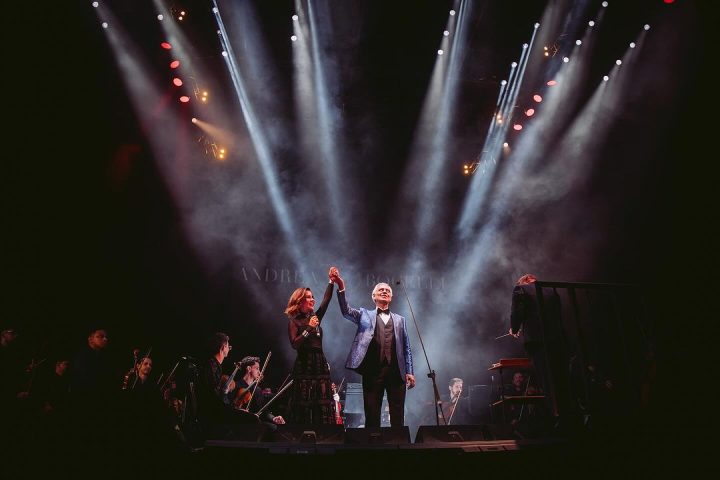 Show de Andrea Bocelli em BH tem participações de Sandy e Armandinho. Veja fotos