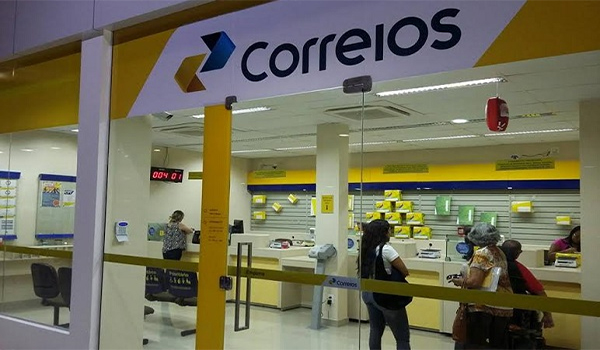 Beneficiários do INSS podem contestar descontos indevidos nas agências dos Correios