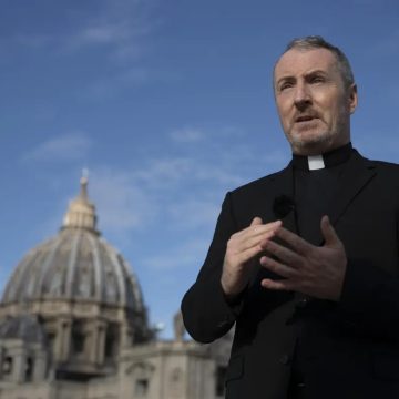 Vaticano pede a bispos que denunciem todos os casos de abuso sexual