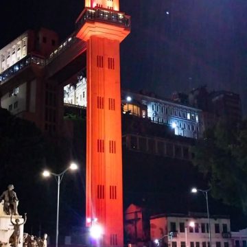 Monumentos de Salvador ganham iluminação especial em alusão ao Maio Laranja