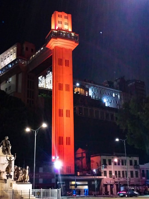 Monumentos de Salvador ganham iluminação especial em alusão ao Maio Laranja