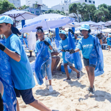 No Dia Mundial da Reciclagem, praia de Salvador recebe mutirão especial de limpeza
