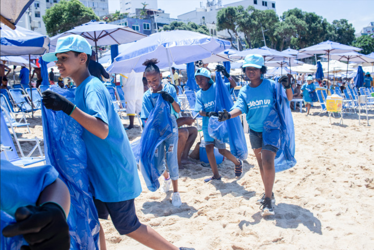 No Dia Mundial da Reciclagem, praia de Salvador recebe mutirão especial de limpeza