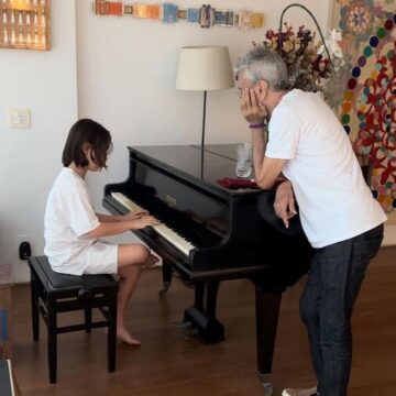 Filho de Alinne Moraes toca piano ao lado de Caetano Veloso: “Vovô nervoso”