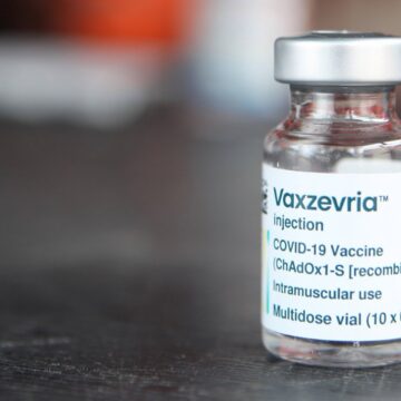 AstraZeneca encerra fabricação e distribuição de vacina contra a Covid; entenda