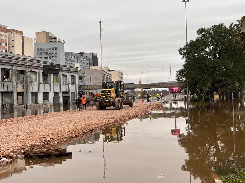 ‘Corredor humanitário’: acesso provisório a Porto Alegre é construído para chegada de ajuda a atingidos pelas enchentes