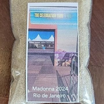 Após show de Madonna, areia de Copacabana é vendida por até R$50