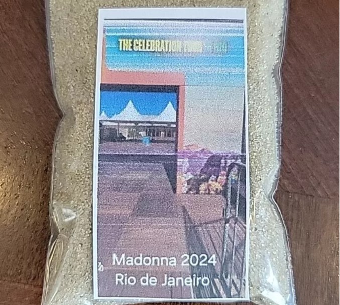 Após show de Madonna, areia de Copacabana é vendida por até R$50