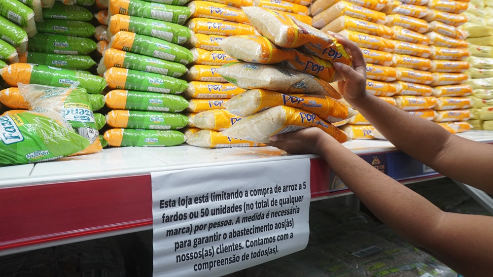 Após enchentes no Rio Grande do Sul, supermercados de Salvador limitam vendas de arroz