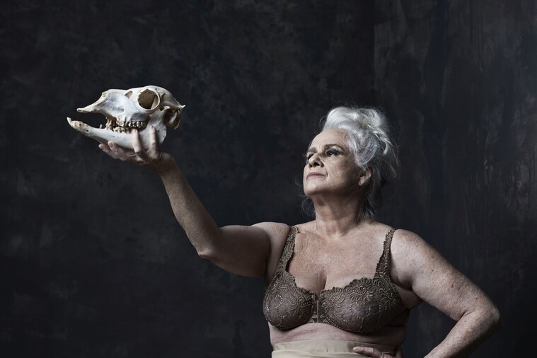 Vera Holtz desembarca em Salvador com espetáculo inspirado no best-seller “Sapiens”