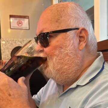 Mesmo após internação na UTI, aposentado baiano segue bebendo apenas refrigerante