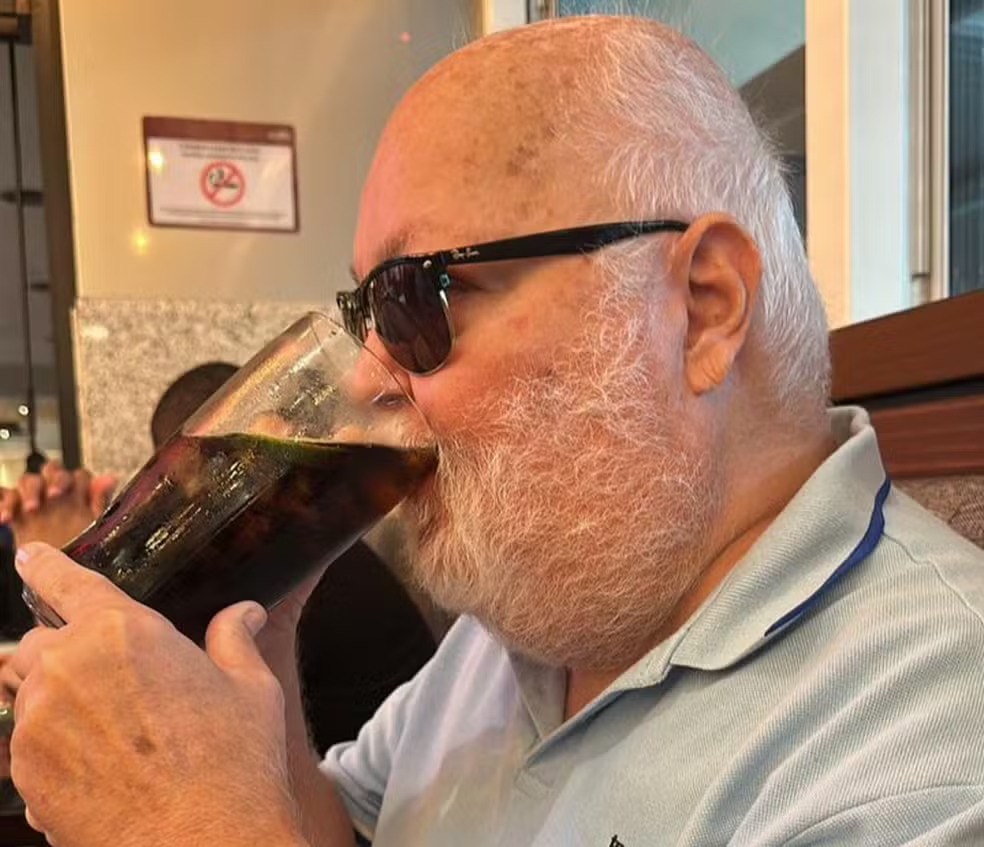 Mesmo após internação na UTI, aposentado baiano segue bebendo apenas refrigerante