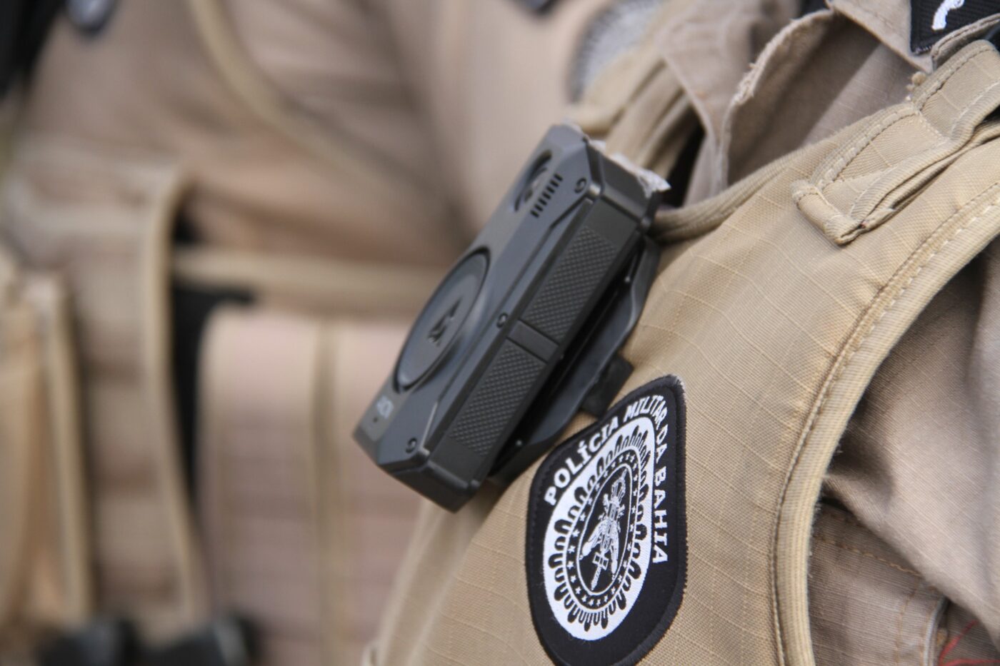 Câmeras de segurança são instaladas em fardas de policiais militares de Salvador