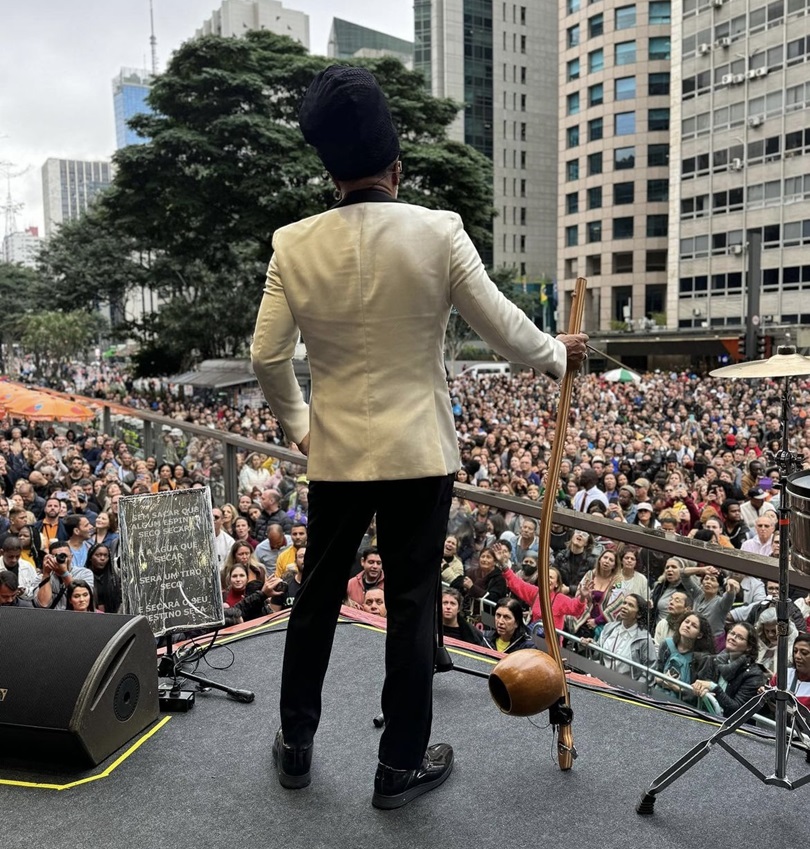 Carlinhos Brown lota Avenida Paulista em concerto com a Orquestra Ouro Preto: ‘Impossível de traduzir’