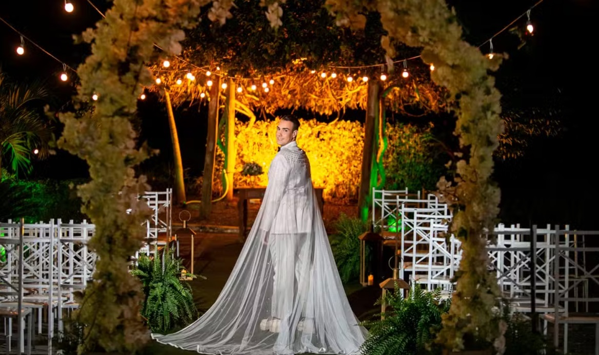 Noivo inova e usa roupa com véu feito por ele mesmo em casamento em São Paulo