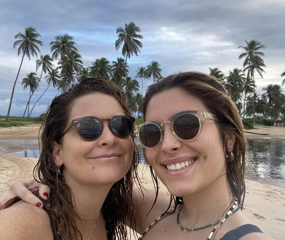 Ao lado da filha, atriz Claudia Abreu curte praia na Bahia