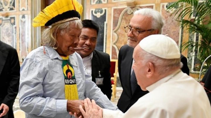 Cacique Raoni e Papa Francisco se encontram no Vaticano