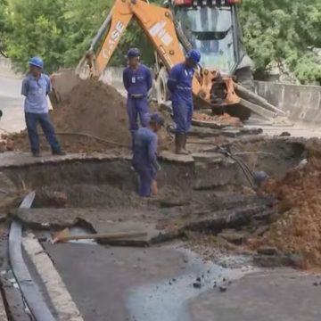 Reparo de cratera causa suspensão do fornecimento de água em cinco bairros de Salvador