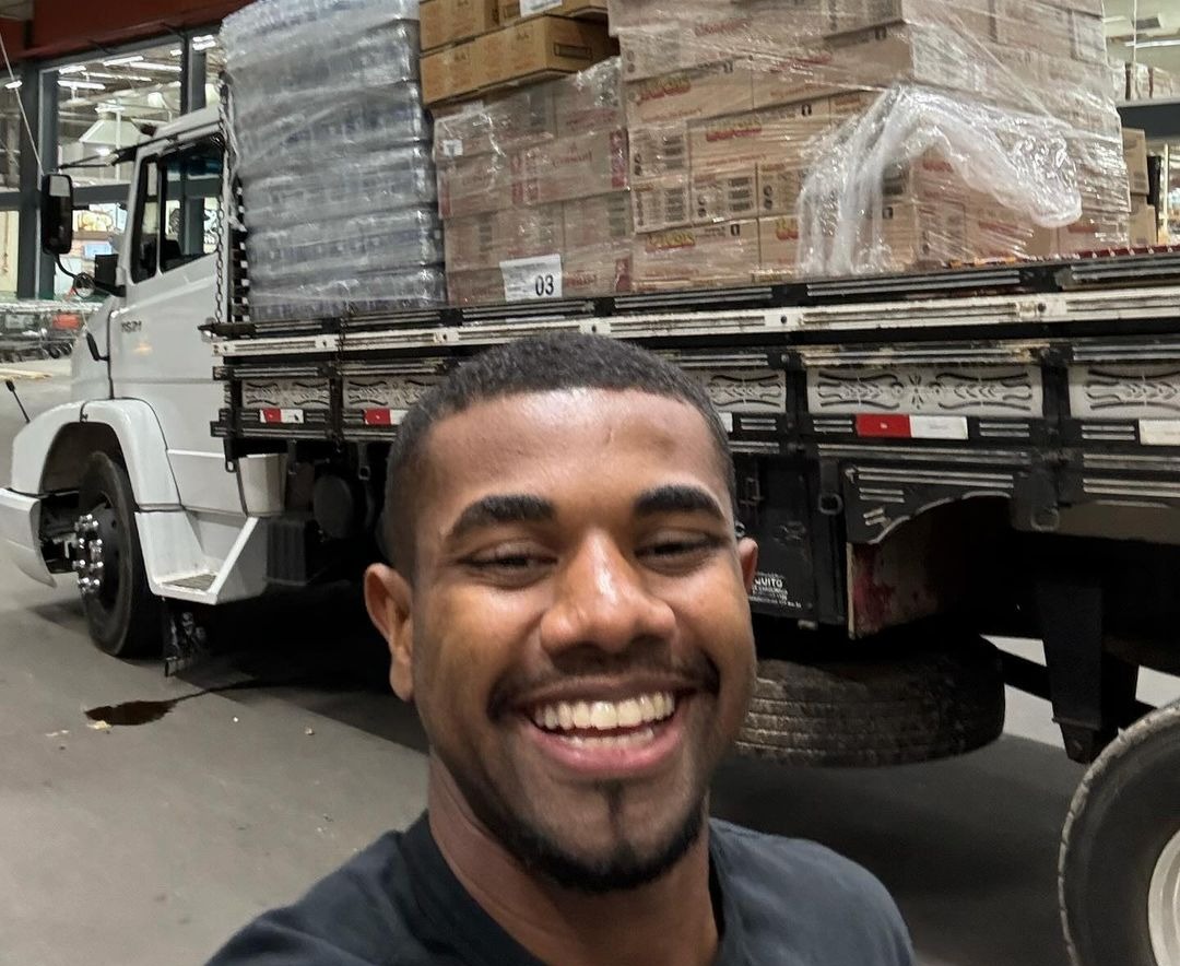 Davi Brito mostra caminhões carregados com doações entregues ao RS