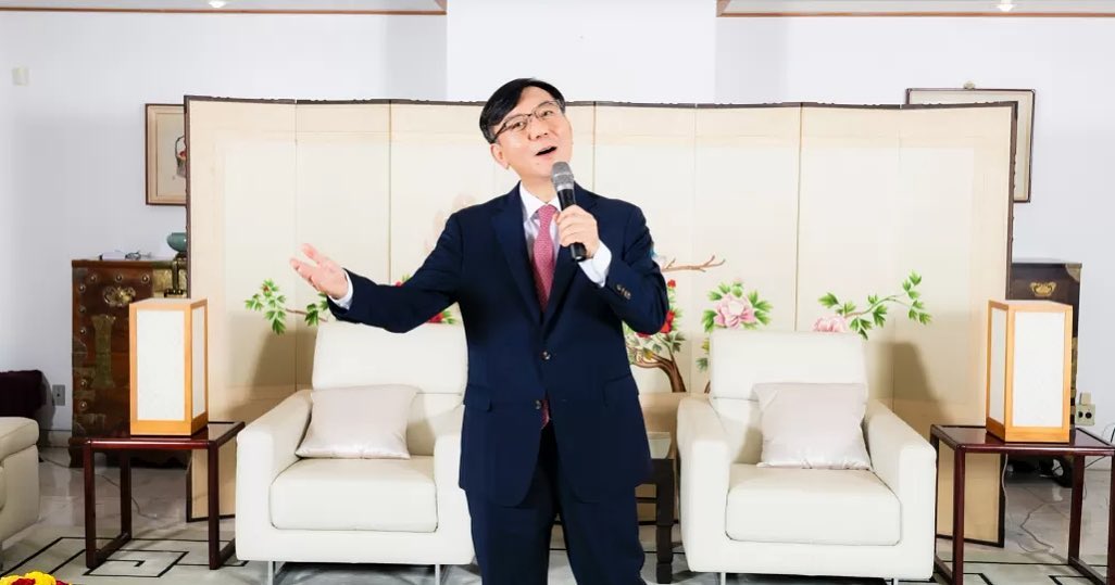 Após viralizar cantando, embaixador sul-coreano no Brasil fará show em Brasília
