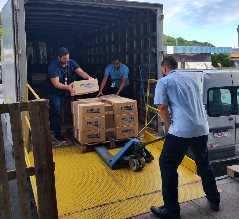 Embasa envia mais de 40 mil copos de água para vítimas das enchentes no Rio Grande do Sul