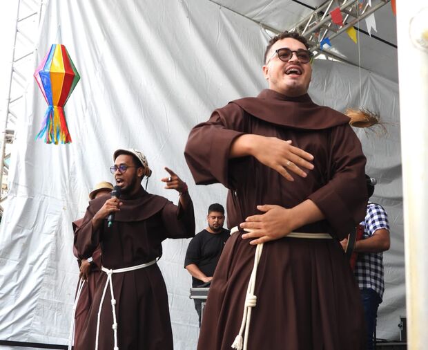 Vídeo: Dançando lambada, freis católicos convidam fieis para evento de Santo Antônio na Bahia