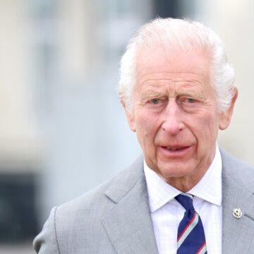 Família real britânica divulga primeiro quadro oficial do Rei Charles III; confira