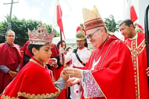 Paróquia Santo Antônio Além do Carmo celebra o Dia de Pentecostes  com cortejo e missa festiva