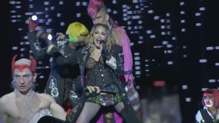 Madonna sobe ao palco para megashow no Rio de Janeiro