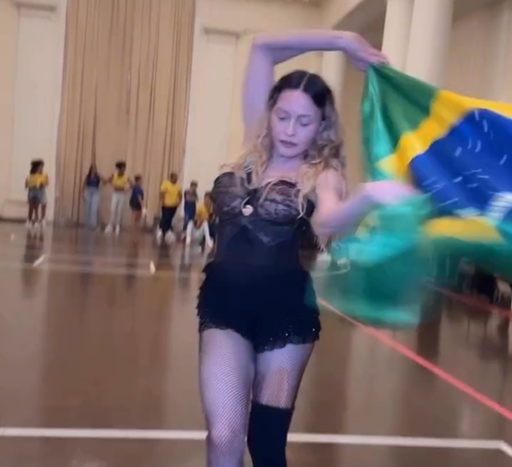 Madonna dança com a bandeira do Brasil horas antes de show: ‘Vocês estão prontos?’