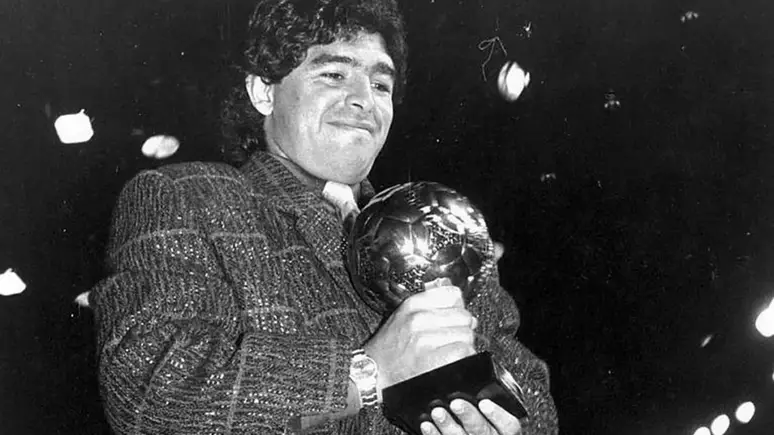 Filhos de Maradona tentam impedir leilão de troféu do craque