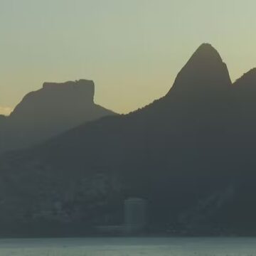 Fãs ‘enxergam’ silhueta de Madonna na paisagem carioca: “Morro Dois Irmãos é o sutiã de cone”