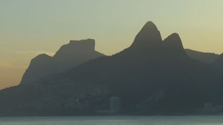 Fãs ‘enxergam’ silhueta de Madonna na paisagem carioca: “Morro Dois Irmãos é o sutiã de cone”