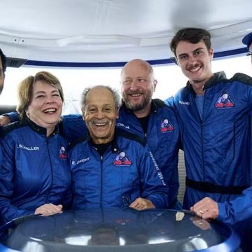 Com passageiro de 90 anos, empresa tenta, neste domingo (19), novo voo espacial tripulado; saiba mais
