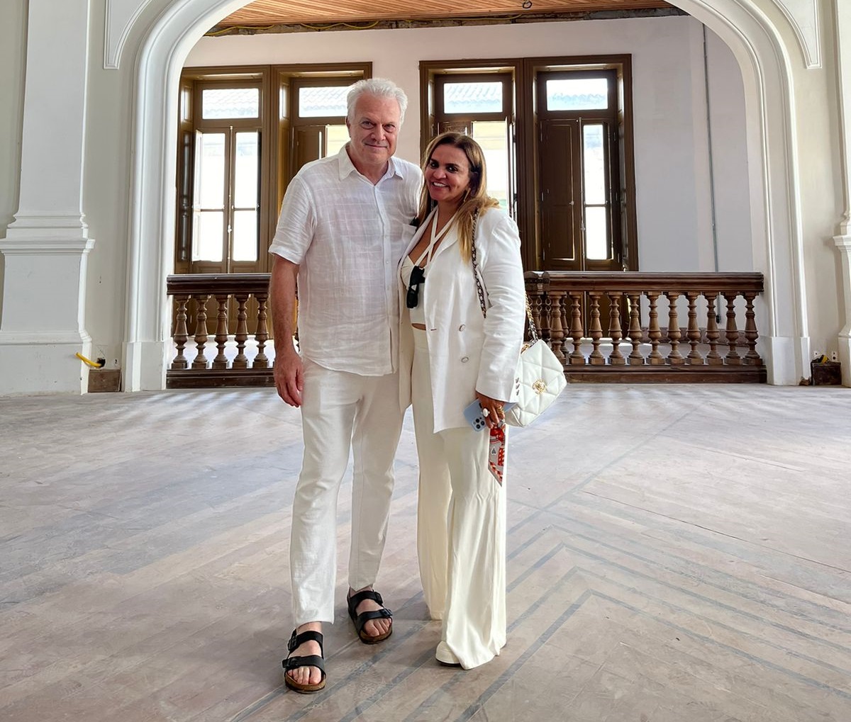 Pedro Bial visita palacete que receberá mostra de decoração em Salvador