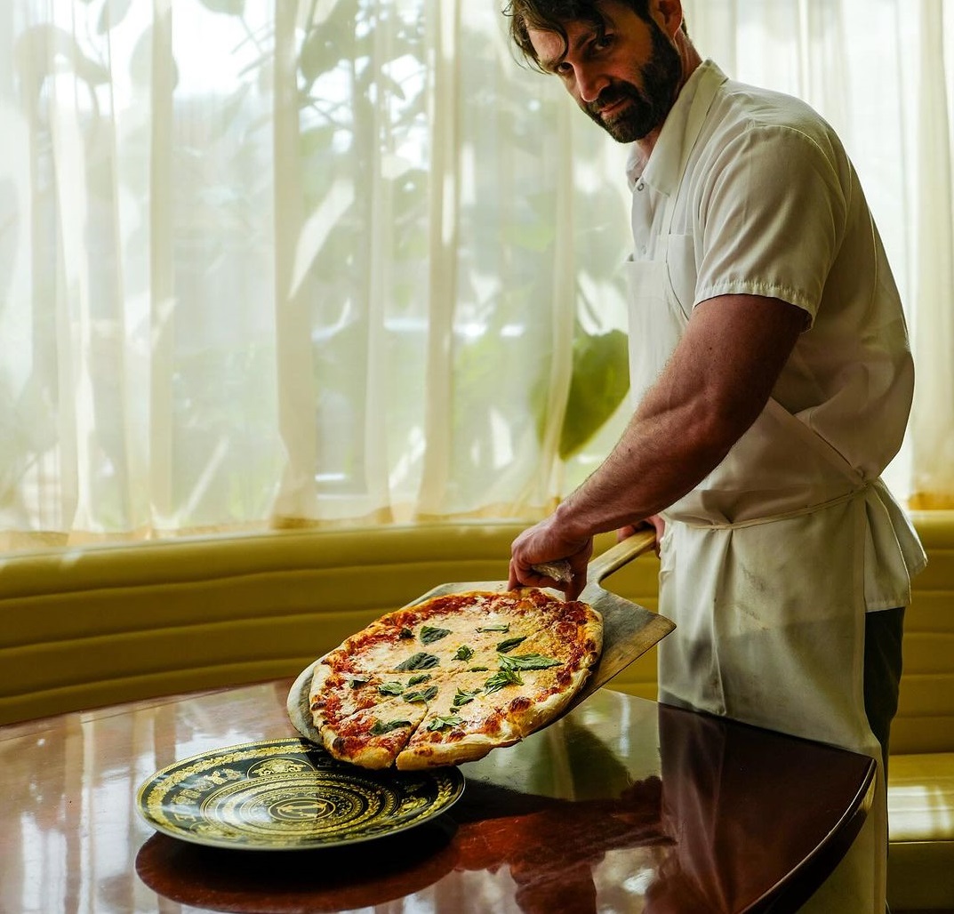 Restaurante de NY inova e serve pizza em prato da Versace de R$ 2,5 mil; conheça