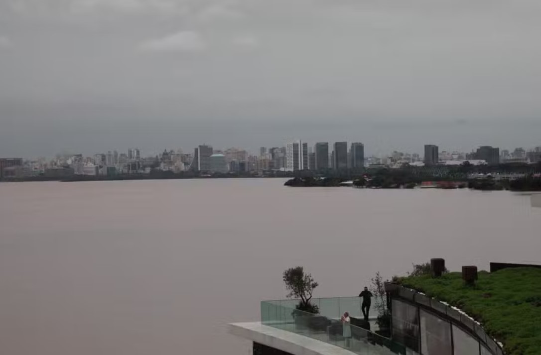 Volta a chover em Porto Alegre e cidade entra em estado de alerta