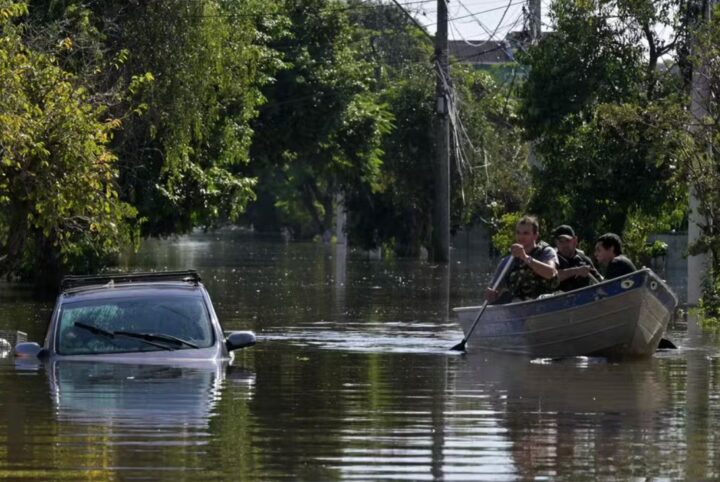 Prefeitura de Porto Alegre pede que barcos interrompam resgates por risco de chuvas e descargas elétricas