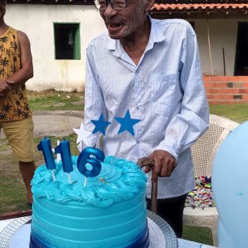 Idoso baiano comemora aniversário de 116 anos com festa no sul do estado: ‘Ainda cai na farra’
