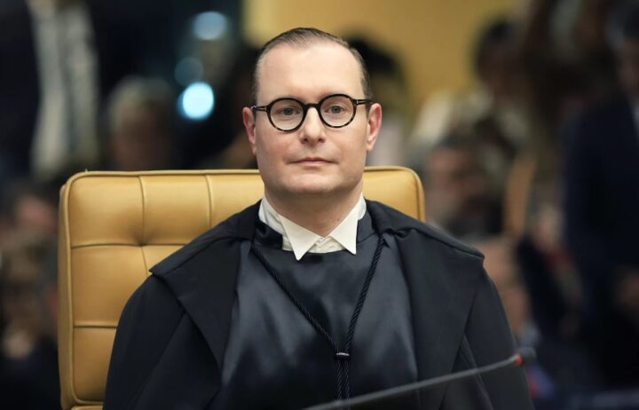 Cristiano Zanin se declara impedido de julgar recurso de Bolsonaro