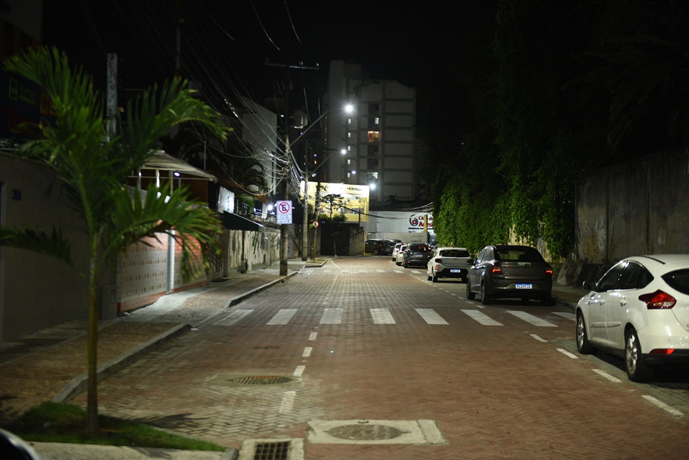 Após investimento de R$ 3,7 milhões, Prefeitura entrega requalificação da Rua das Rosas, na Pituba, e nova praça no Itaigara