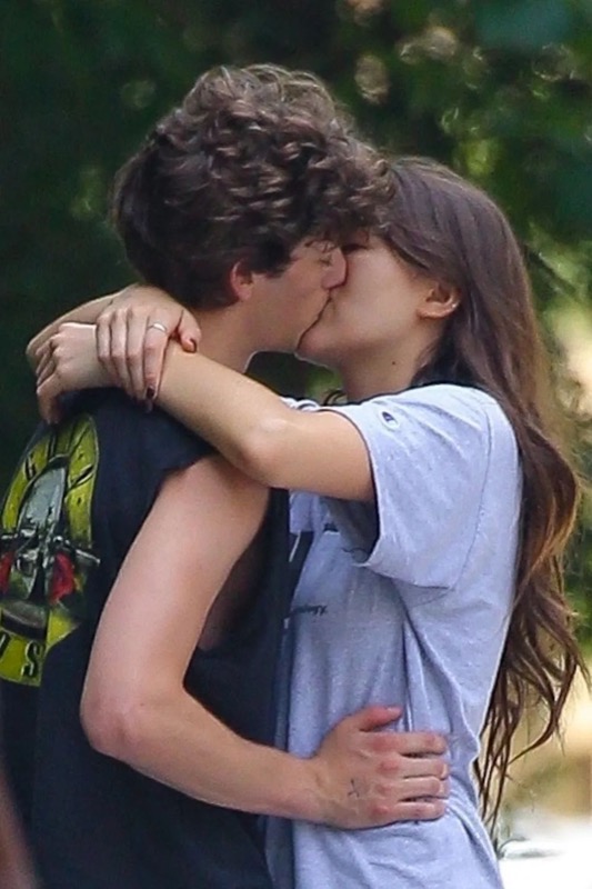 Suri Cruise é flagrada aos beijos com o namorado, Toby Cohen, em Nova York