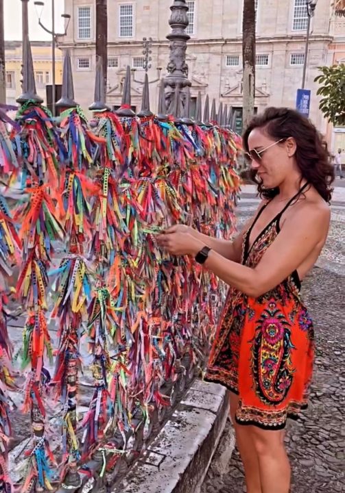 Adriana Birolli passeia por Salvador, antes de apresentar peça: ‘curtindo esse AXÉ’